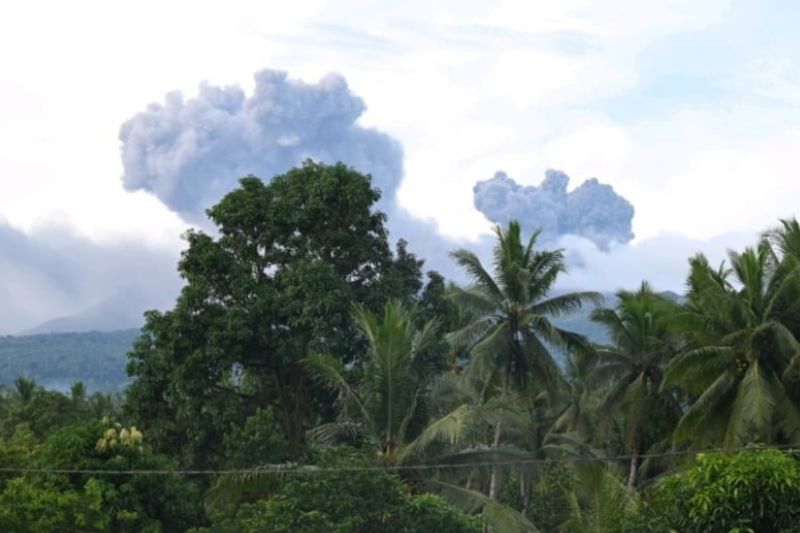 Gunung Dukono di Maluku Utara kembali erupsi pada Selasa pagi